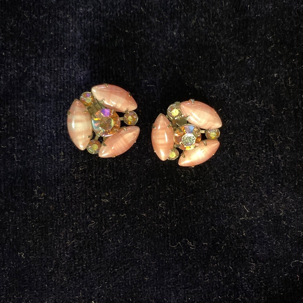 Vintage Weiss pink cabochon stones and facet stones clip on earrings - Picture 2 of 5